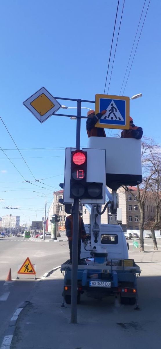 Відновлюють дорожні знаки та ремонтують світлофори харківські комунальники